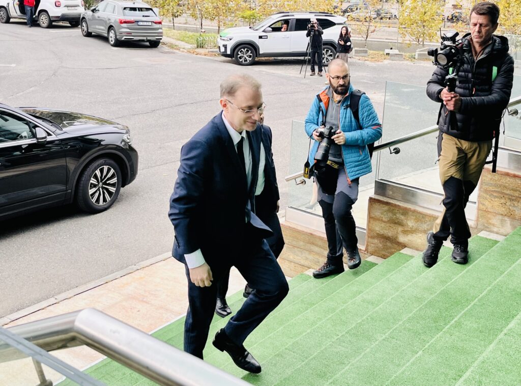Premierul Luca Niculescu, pe treptele Ministerului Culturii (sursă foto: arhiva News Edge)
