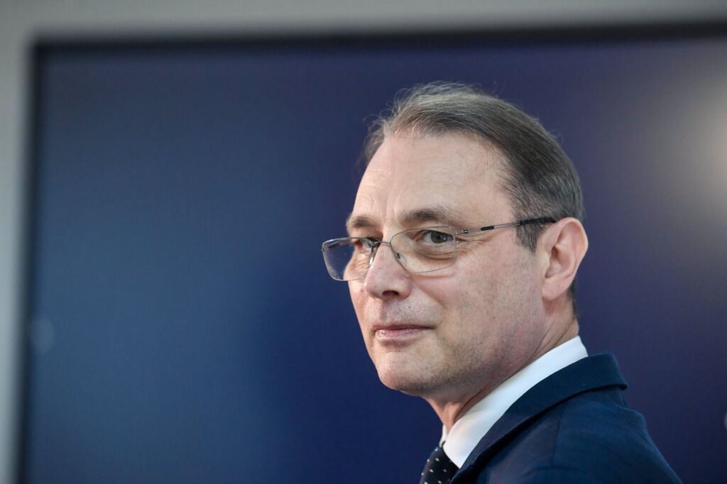 Luca Niculescu: „Din această seară România are un guvern cu puteri depline”