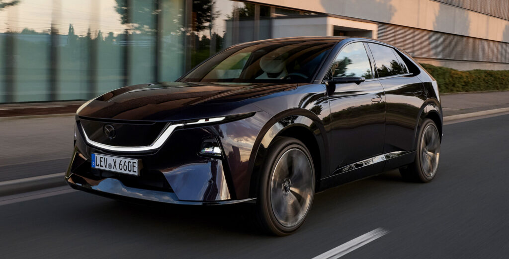 Mazda CX-6e, noul SUV electric, vine cu tehnologie futuristă, ecran panoramic de 26 de inci și oglinzi digitale