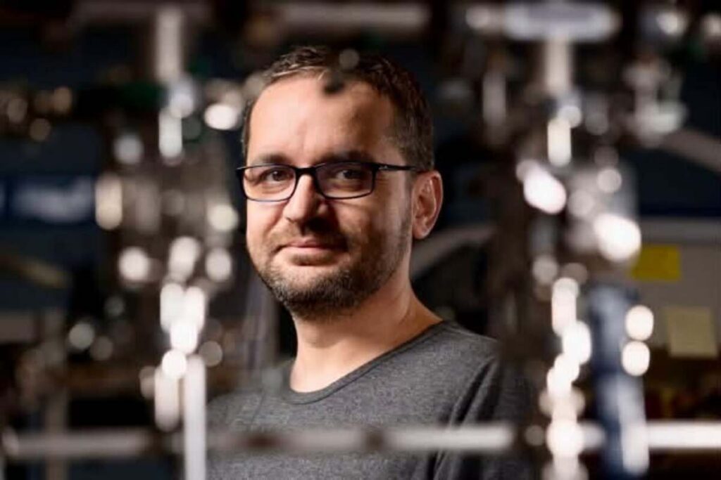 Chimistul Mircea Dincă captează apă din aer, dezvoltând o cercetare premiată cu Nobel