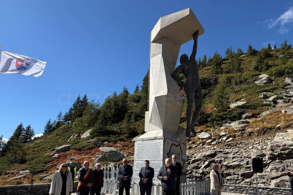 Monument dedicat constructorilor Transfăgărășanului, inaugurat în Munții Făgăraș. Se cere modernizarea șoselei