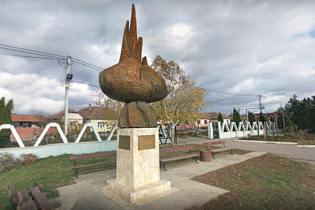 Povestea monumentului cepei din Pericei, județul Sălaj. Are aproximativ 6,5 metri și un record mondial