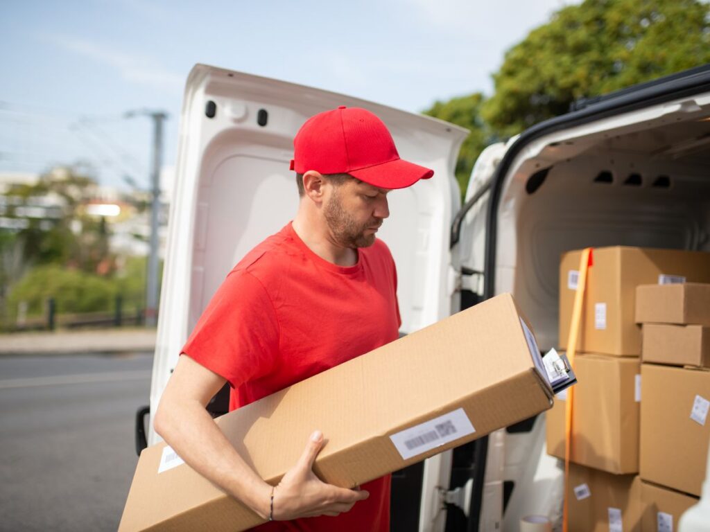 Schimbări majore la cumpărăturile online. Guvernul elimină taxa de 25 de lei pentru coletele din afara UE, dar se introduc noi costuri europene