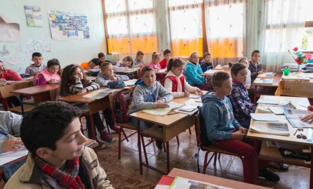 Ministerul Educației pregătește un proiect de peste 1,2 miliarde de lei pentru reducerea abandonului școlar