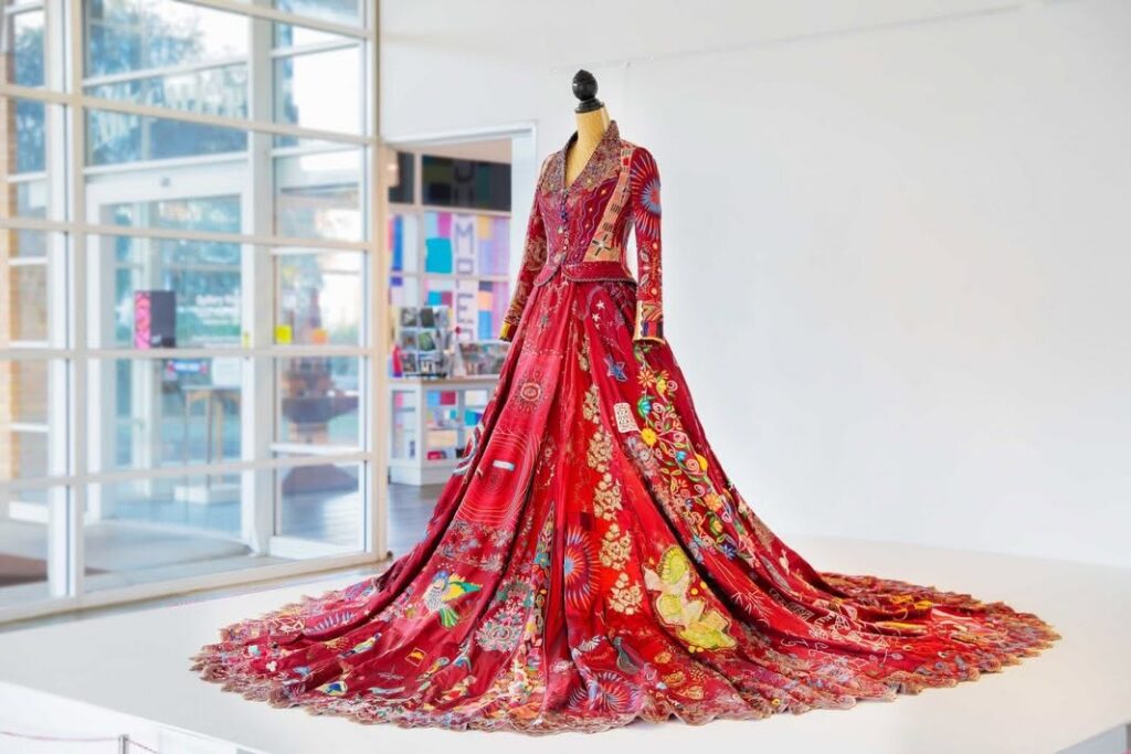 The Red Dress: o rochie, 51 de țări și peste un miliard de cusături. Proiectul, la care a contribuit și o româncă, a ajuns și la București