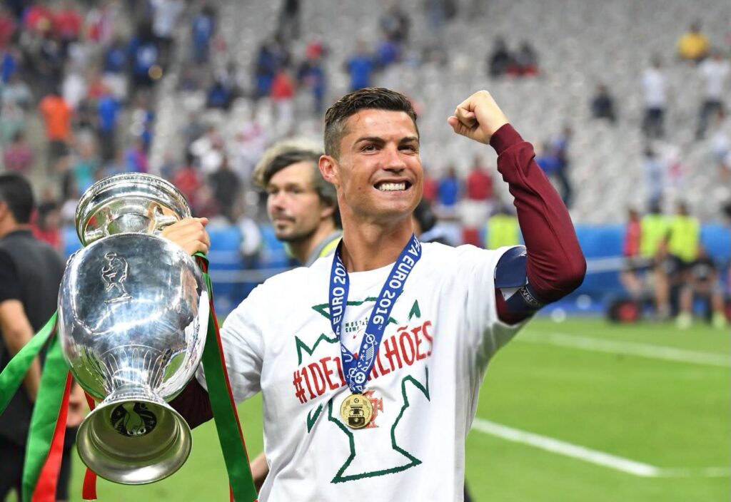 Cristiano Ronaldo l-a devansat pe Messi într-un vot special pentru cel mai bun sezon din istoria Balonului de Aur. Cum s-a votat