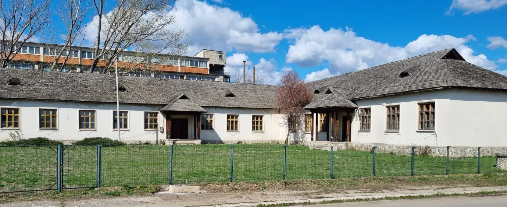 Primăria Scornicești vrea să amenajeze un muzeu dedicat lui Ceaușescu, în fosta lui școală (sursa: News Edge)