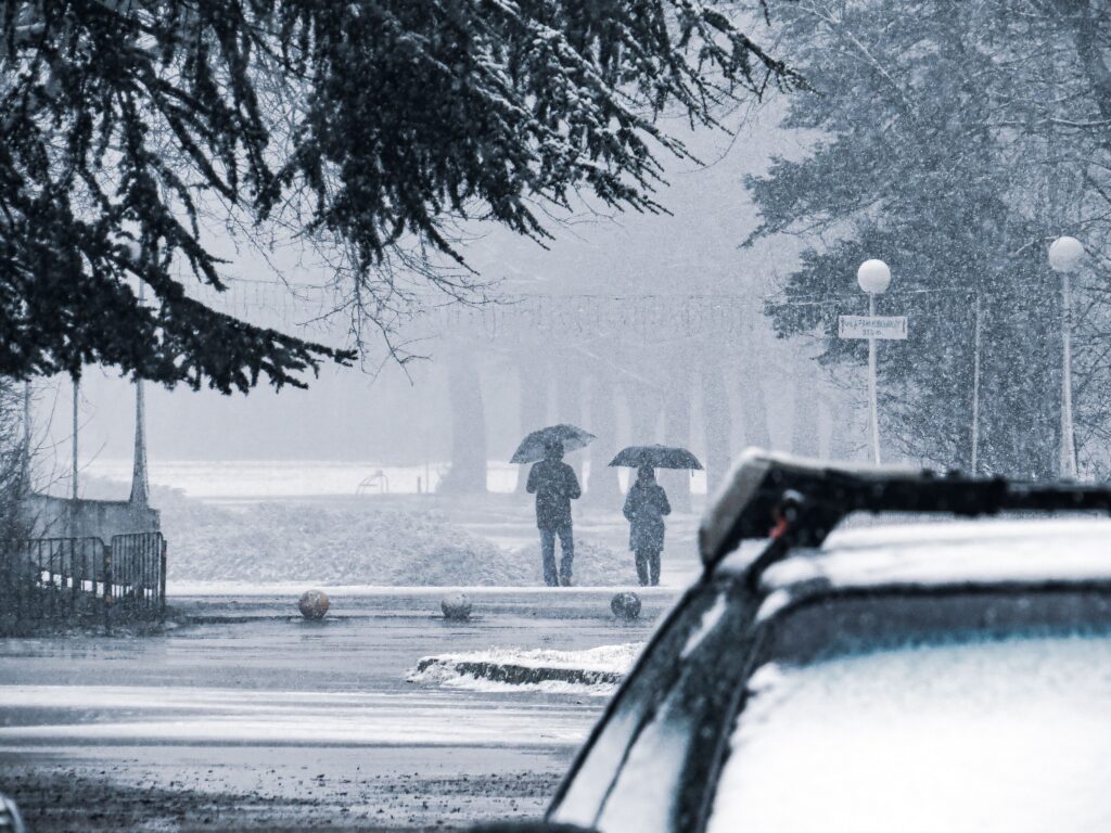 Vremea se răcește în România la început de noiembrie. Ploi în sud și centru, ninsori la munte și temperaturi de până la 8 grade în București