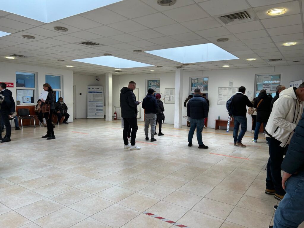Noile reguli fiscale îi întorc pe ieșeni de la ghișeele Înmatriculări. Ce trebuie verificat înainte de vânzarea, cumpărarea sau radierea unei mașini