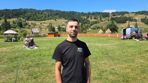 Povestea tânărului care a transformat dorul de liniște într-un camping în Șaru Dornei. De la Iași, înapoi la munte