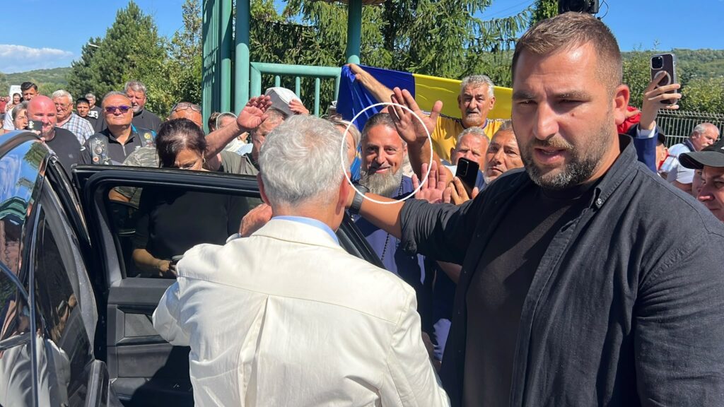 Georgescu și-a găsit preot de-împrumut: prelatul care l-a întâmpinat la Dobrovăț și i-a dat o cruce nu lucrează la Dobrovăț și nici în Arhiepiscopia I...