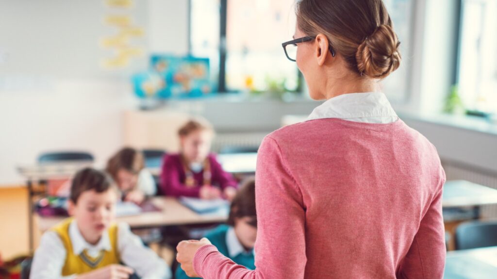 Ministrul Educației le cere profesorilor să fie mai exigenți la clasă și să nu mai facă din „Școala Altfel” și „Săptămâna Verde” motive de excursii