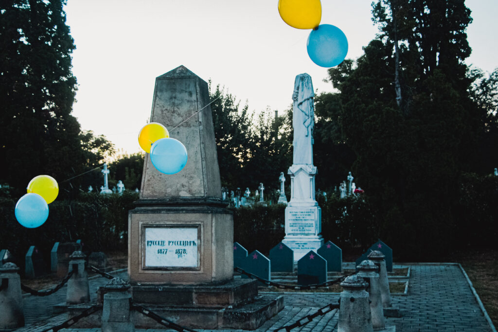Rusofilii au spălat pe jos în cimitir, înainte să-l asculte pe ambasadorul Lipaev vorbind despre „Gloria Rusiei”. Au găsit un protest cu baloane ucrai...